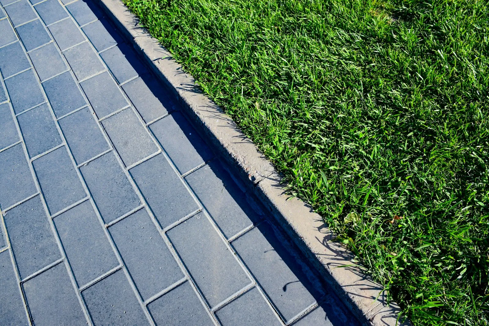 Kompozitni graničnik za travnjak u bašti